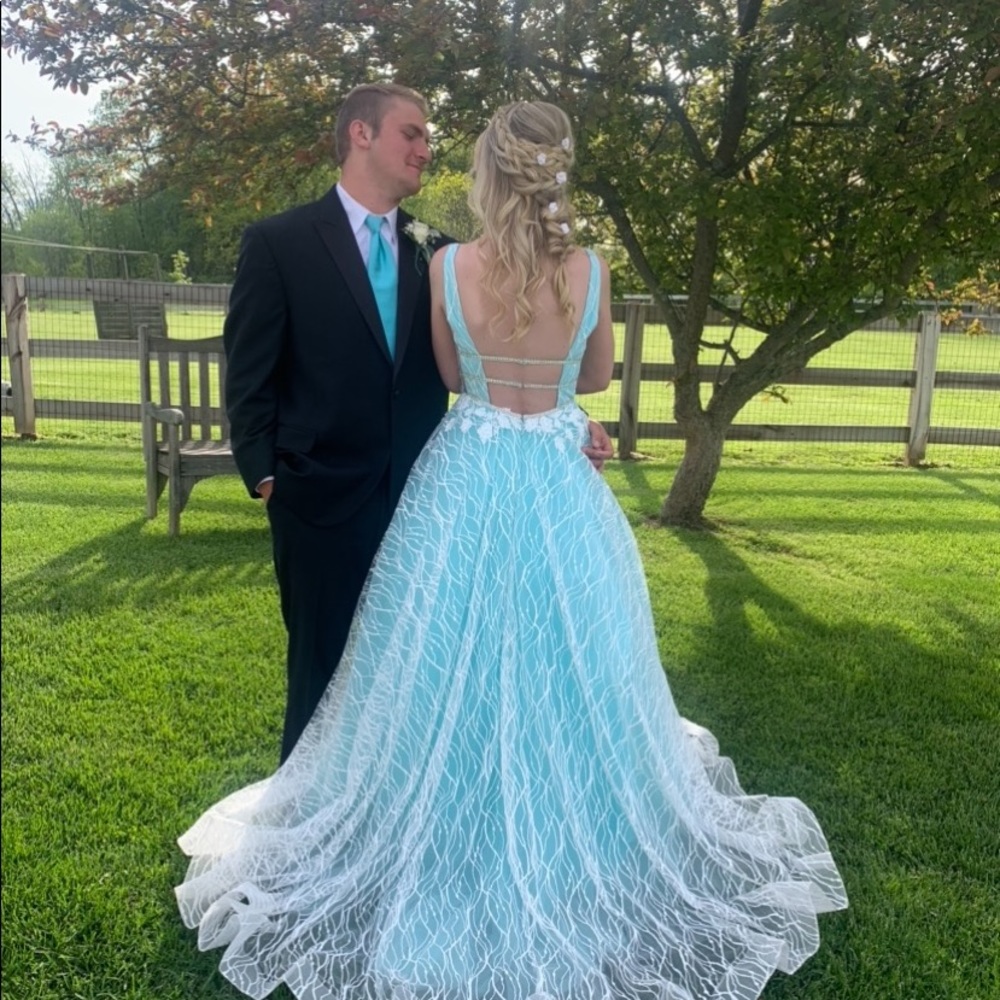 Vienna prom dress. Size 0, Color is Mint